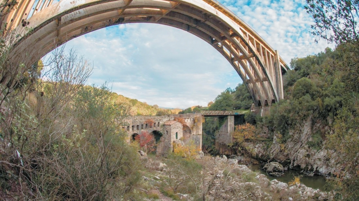 Καρύταινα: Κίνδυνος κατάρρευσης για τη «νέα γέφυρα» και τη βυζαντινή με το εκκλησάκι 