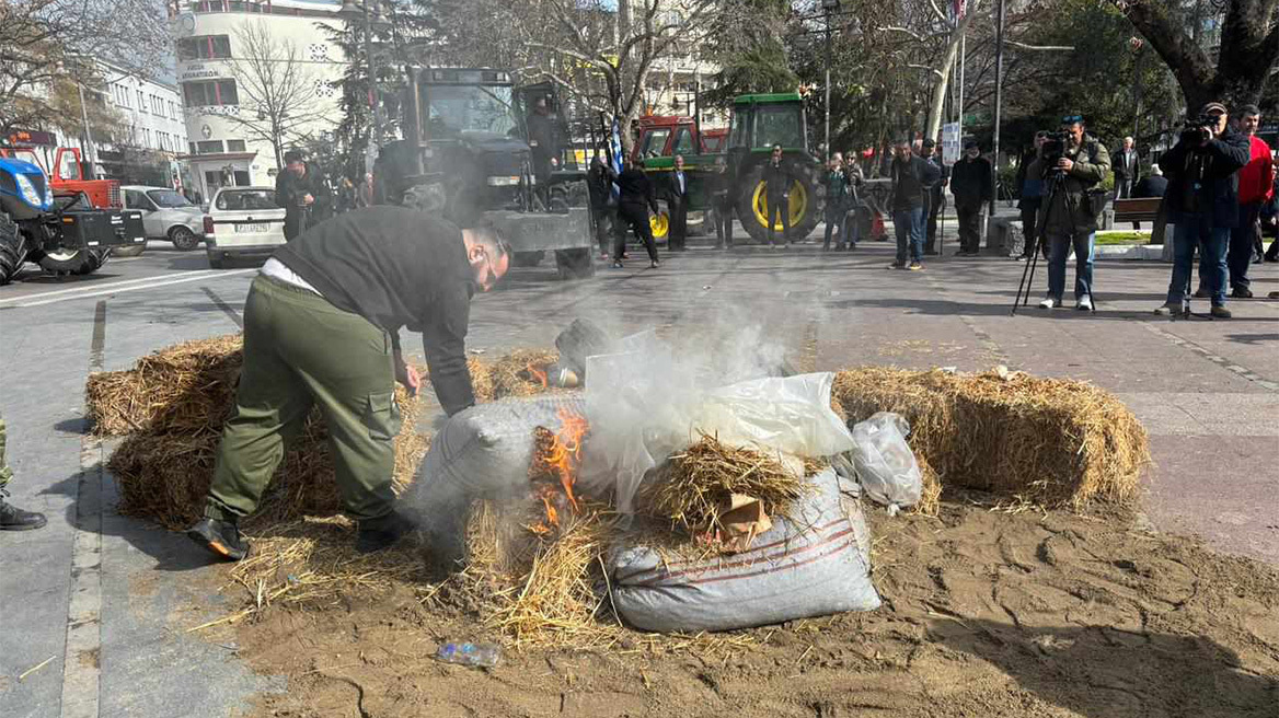 Λάρισα: Έκαψαν άχυρα και λάστιχα οι αγρότες στην κεντρική πλατεία - Δείτε βίντεο και φωτογραφίες