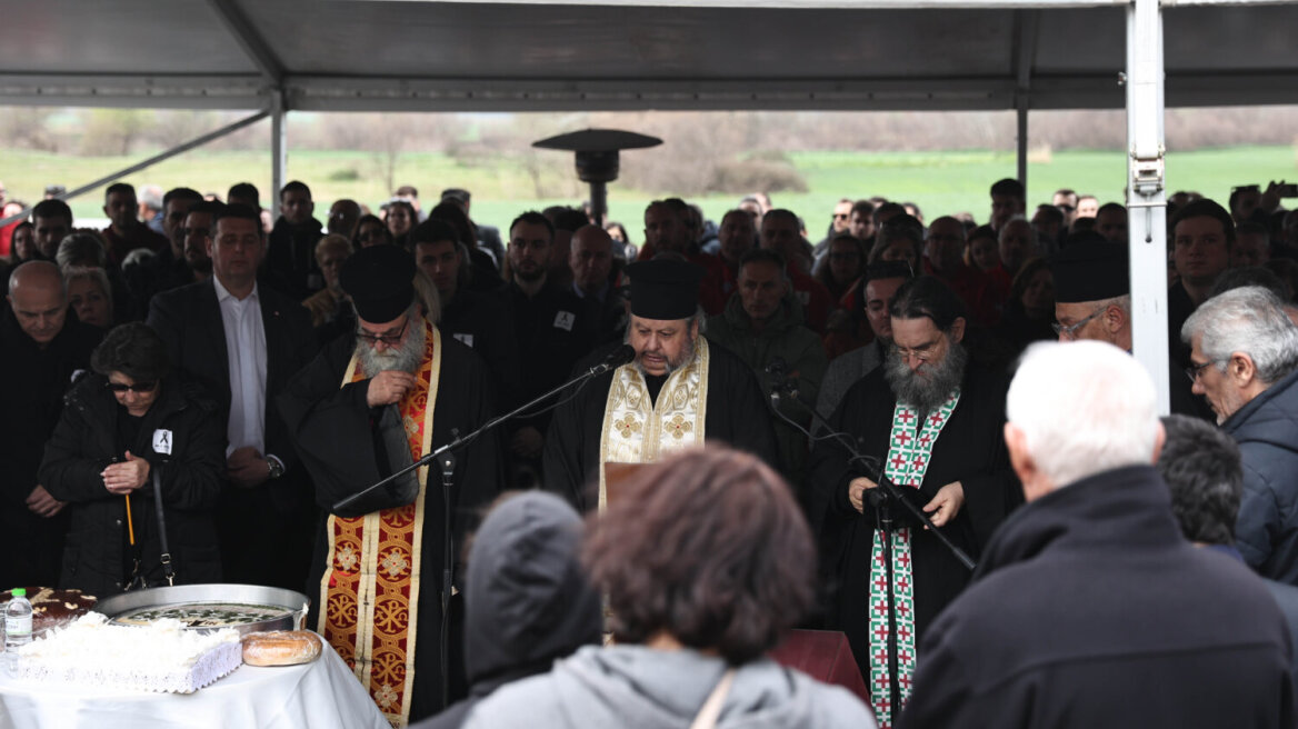 Τραγωδία στα Τέμπη: Λύγισε ο ιερέας την ώρα που διάβαζε τα ονόματα των 57 θυμάτων - Δείτε βίντεο