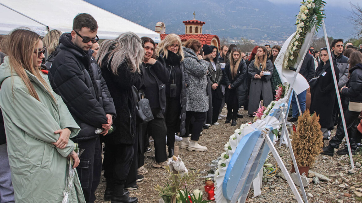 Τραγωδία στα Τέμπη- Τα σπαρακτικά λόγια των μανάδων στο ετήσιο μνημόσυνο: Το σπίτι μας έγινε δεύτερο νεκροταφείο