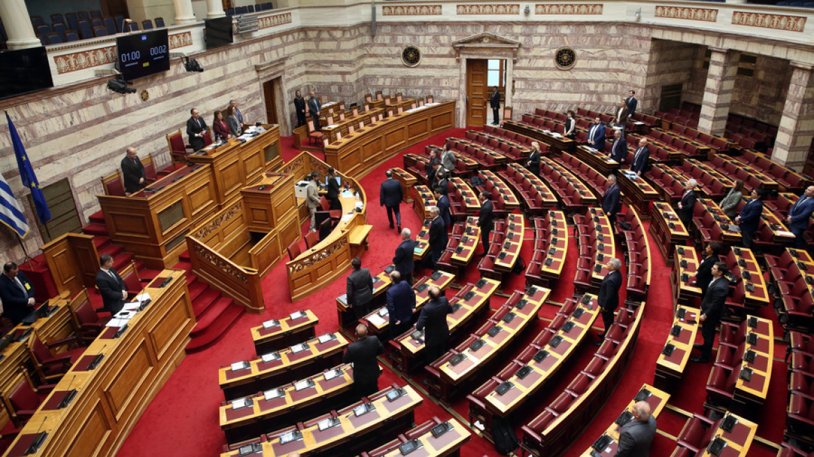 Βουλή: Ενός λεπτού σιγή στην Ολομέλεια για τα θύματα των Τεμπών