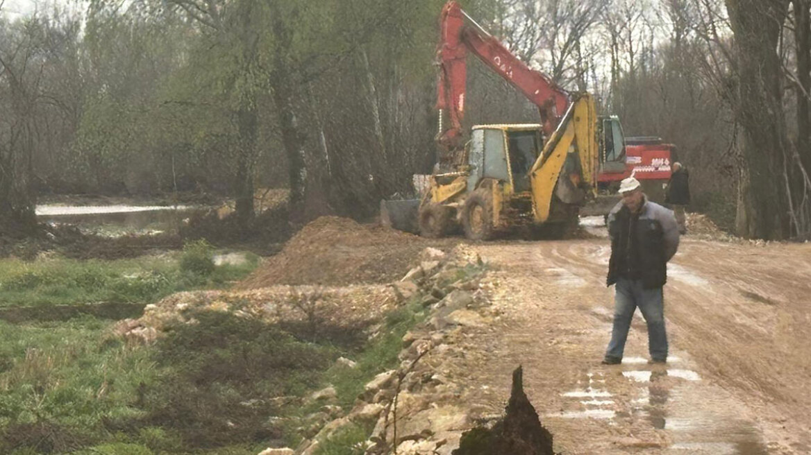 Τρίκαλα: Στήνουν αναχώματα για την κακοκαιρία - Φούσκωσε επικίνδυνα ο Πηνειός (βίντεο)