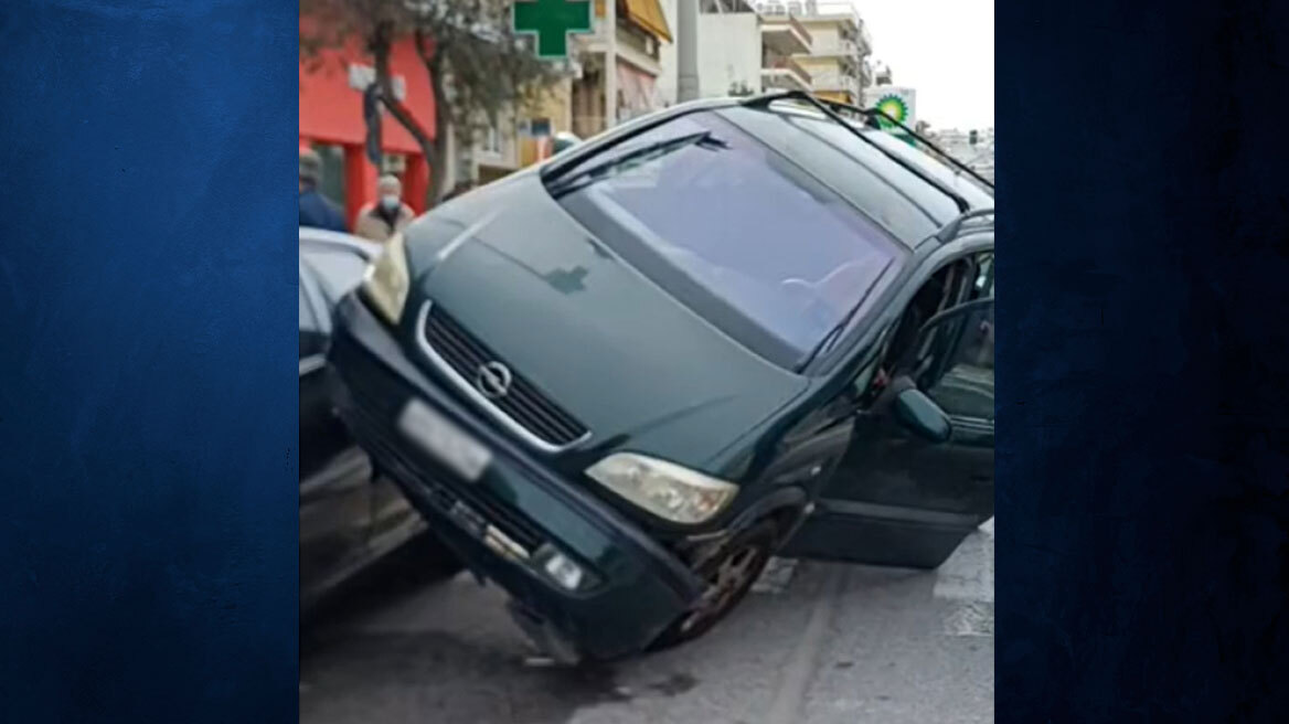 Γαλάτσι: Απίστευτο τροχαίο στη Λεωφόρο Βεΐκου - Αυτοκίνητο «σκαρφάλωσε» σε παρκαρισμένα, δείτε βίντεο