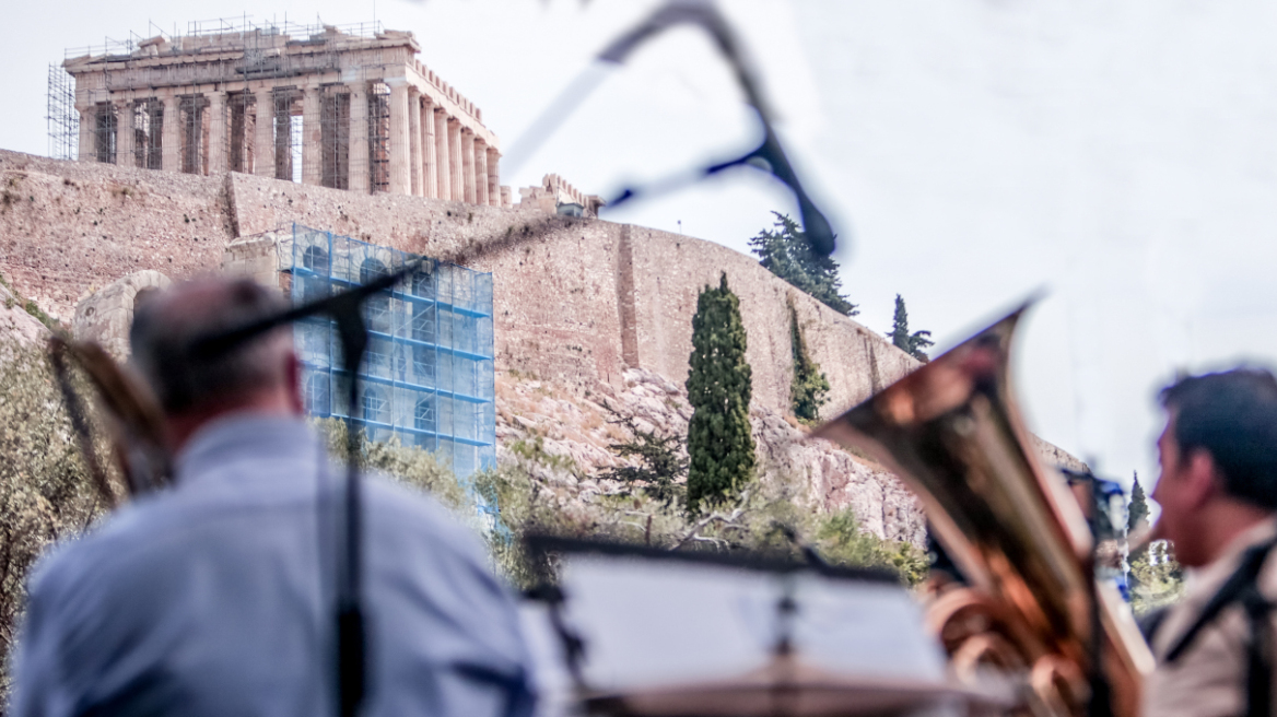 Ποιοι και γιατί αντιδρούν στην ποσόστωση για ελληνικό τραγούδι που βάζει το υπουργείο Πολιτισμού