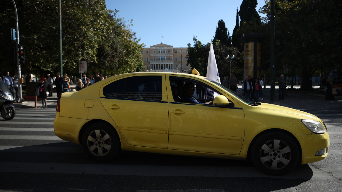 Τροχαία: Συνελήφθη ταξιτζής με «πειραγμένη» ταμειακή - Ακόμα τρεις είχαν τάμπλετ αντί για ταξίμετρο