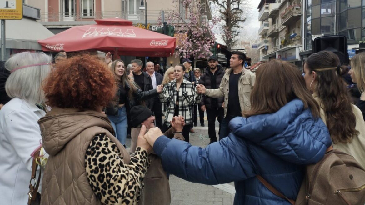 Τσικνοπέμπτη: Με χάλκινα και πολύ χορό γλεντούν οι Λαρισαίοι - Βίντεο και φωτογραφίες 