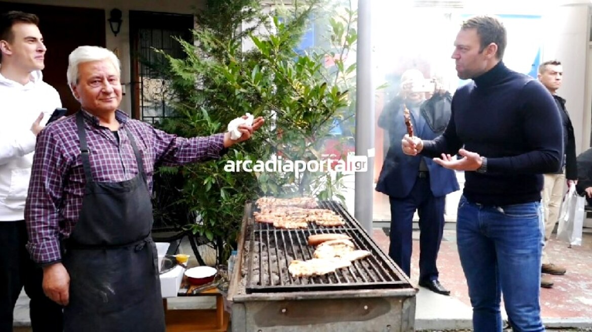 Στην Τρίπολη για την Τσικνοπέμπτη ο Κασσελάκης - Έφαγε καλαμάκια και μίλησε με πολίτες, δείτε φωτογραφίες