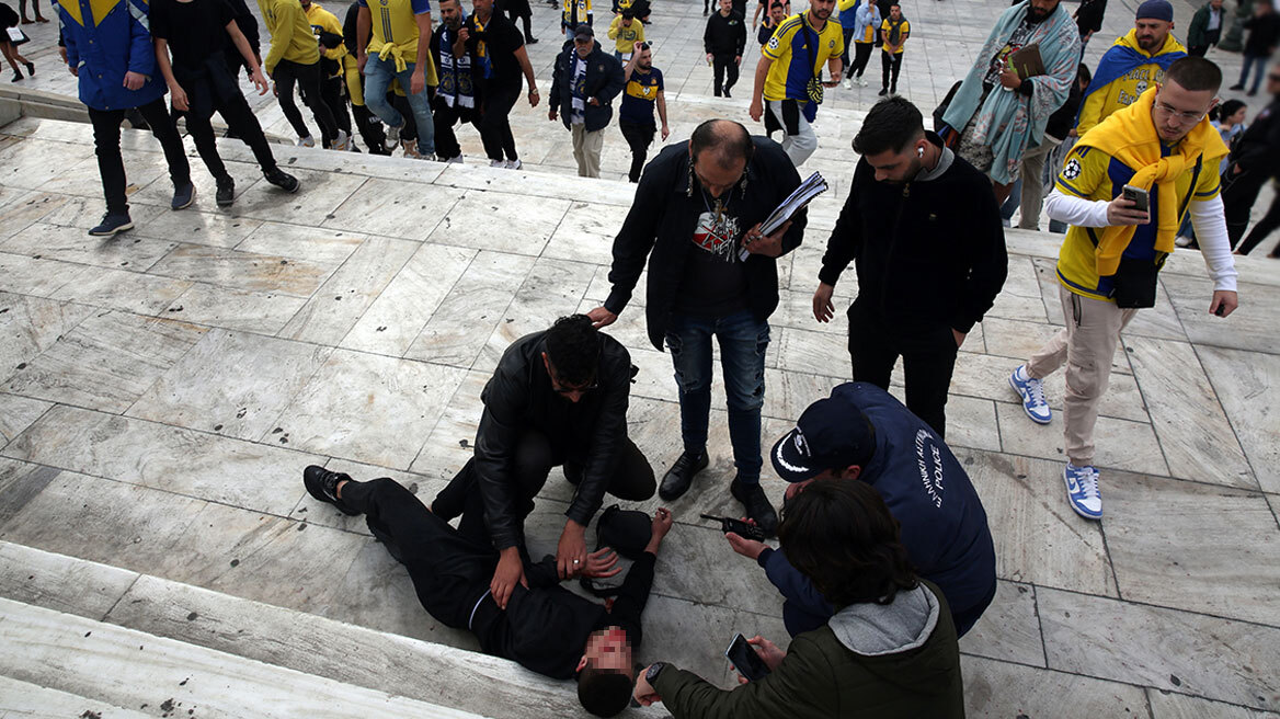 Δείτε βίντεο: Η στιγμή που οπαδοί της Μακάμπι χτυπούν αλλοδαπό που τους πέταξε μπουκάλι στο Σύνταγμα