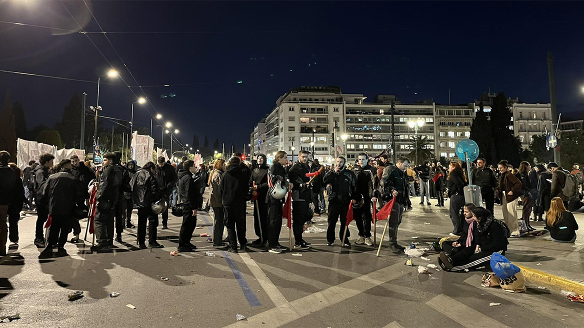 Πανεκπαιδευτικό: Σοβαρά επεισόδια με 9 τραυματίες στο Σύνταγμα  - Παραμένουν γύρω από τη Βουλή οι διαδηλωτές