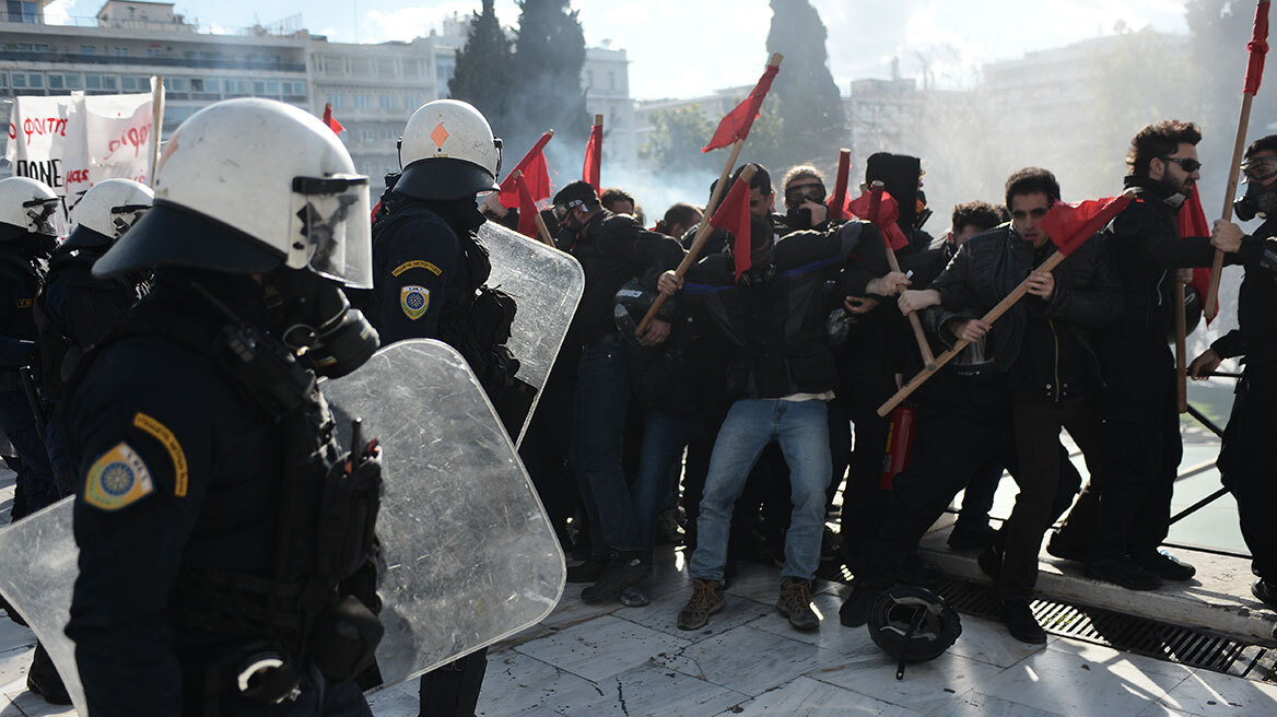 Πορεία στο κέντρο της Αθήνας: Νέος γύρος επεισοδίων στο Σύνταγμα στη διάρκεια του πανεκπαιδευτικού