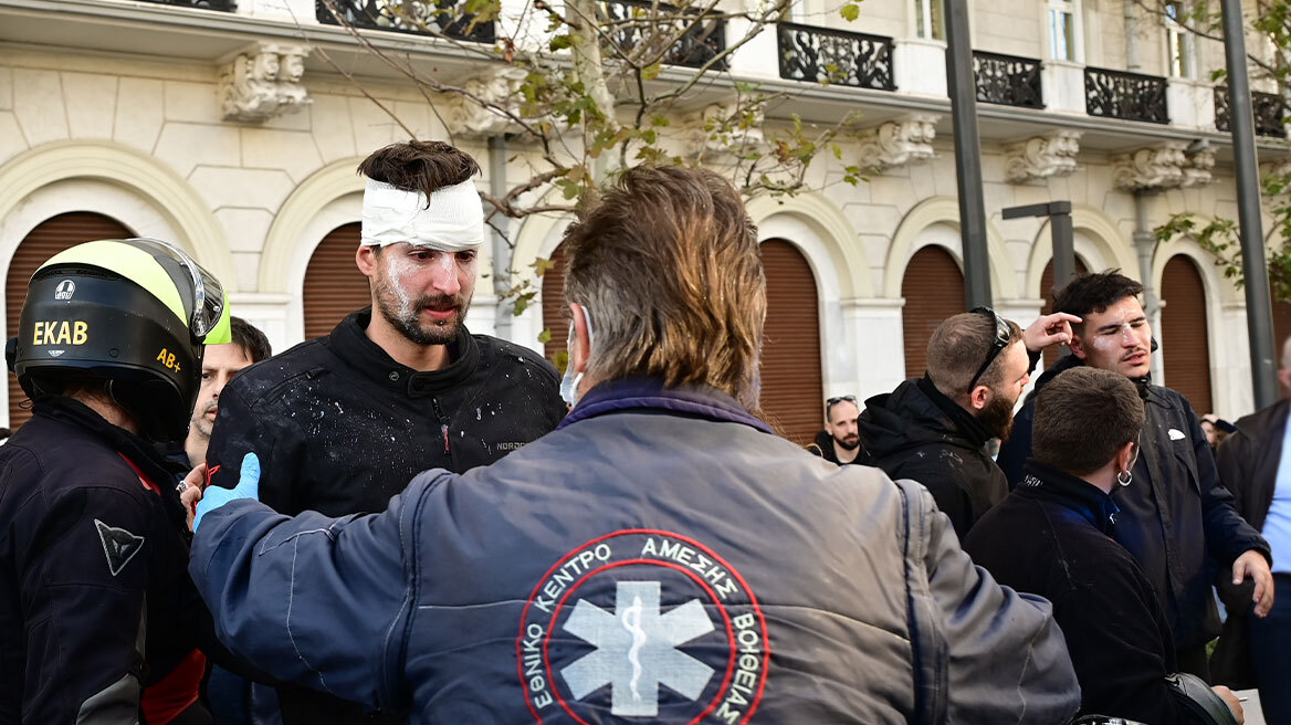 Οκτώ τραυματίες φοιτητές στο πανεκπαιδευτικό στο Σύνταγμα: Ασθενοφόρο για τις πρώτες βοήθειες στη Σταδίου - Βίντεο