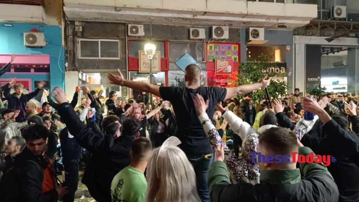 Τσικνοπέμπτη: Ξέφρενο γλέντι με σουβλάκια, μουσική και χορό μέχρι πρωίας στους δρόμους