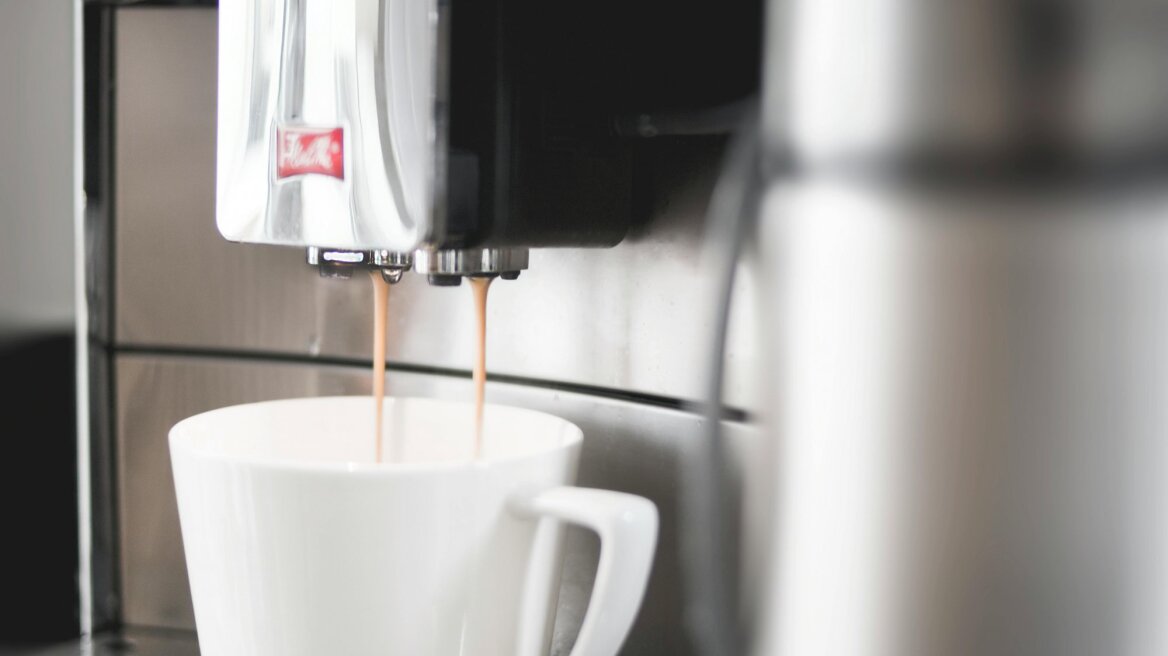 6 gadgets για σπιτικό καφέ που θα σε μεταμορφώσουν σε barista