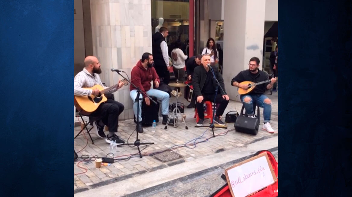 Φίλιππος Πλιάτσικας - Μπάμπης Στόκας: Τραγουδούν στην Ερμού με πλανόδιους μουσικούς