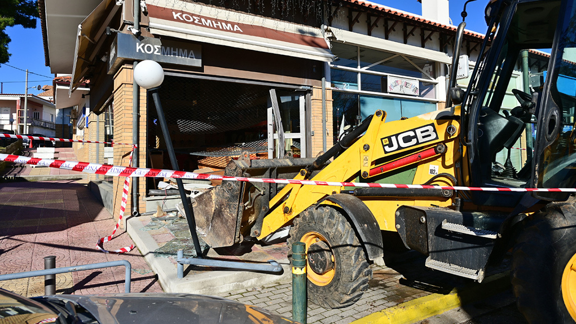 Βίντεο από το κοσμηματοπωλείο στο Καπανδρίτι - Οι διαρρήκτες μετακινούν όχημα πριν μπουκάρουν με την μπουλντόζα