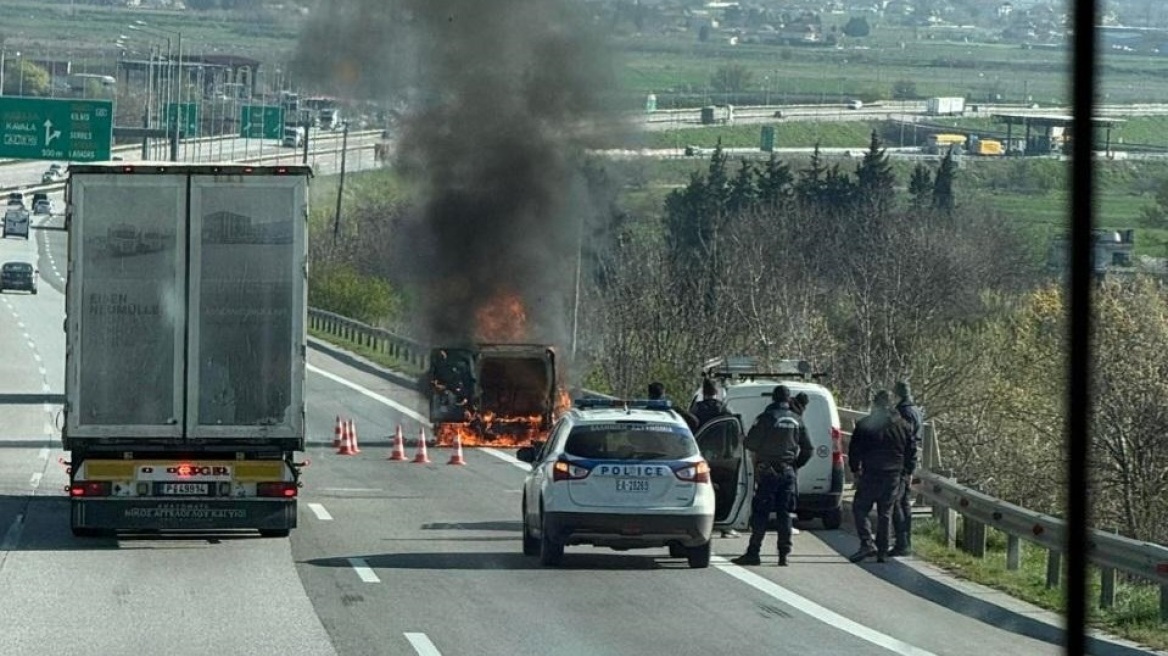 Θεσσαλονίκη: Φορτηγάκι έπιασε φωτιά εν κινήσει  και κάηκε ολοσχερώς στην Εγνατία Οδό