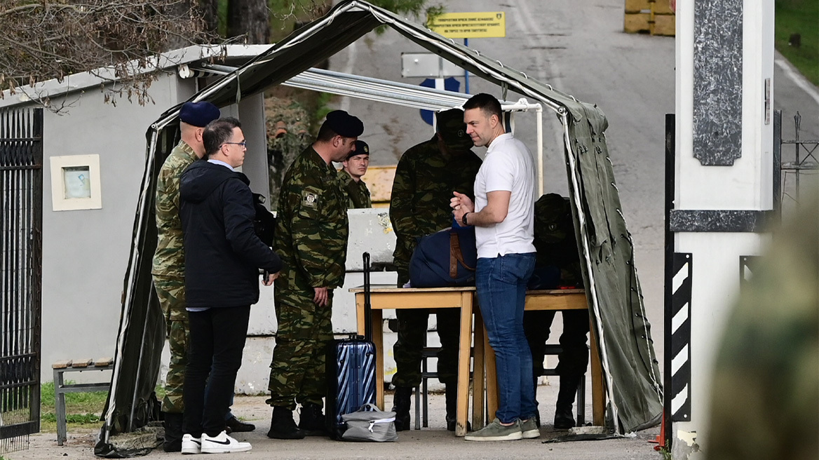 Στέφανος Κασσελάκης: Πέρασε την πύλη του στρατοπέδου νεοσυλλέκτων της Θήβας 