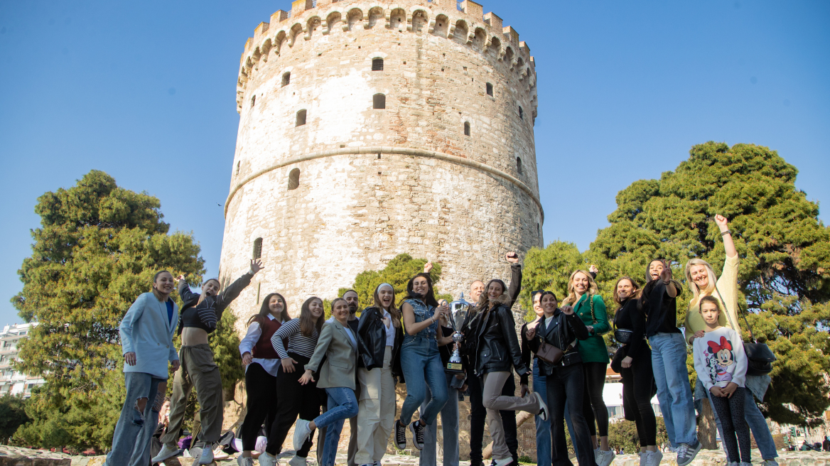 ΠΑΟΚ: Πόζαραν με την κούπα μπροστά στον Λευκό Πύργο τα κορίτσια της ομάδας χάντμπολ - Φωτογραφίες 