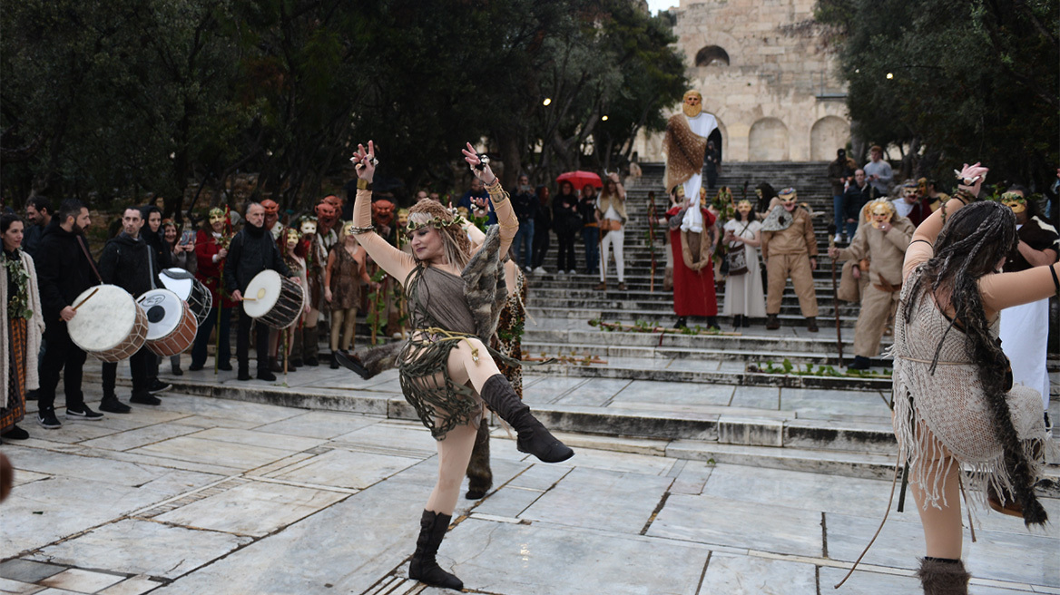 Αναβίωσαν στο κέντρο της Αθήνας τα «Φαλληφόρια» προς τιμήν του Διονύσου - Δείτε βίντεο, φωτογραφίες