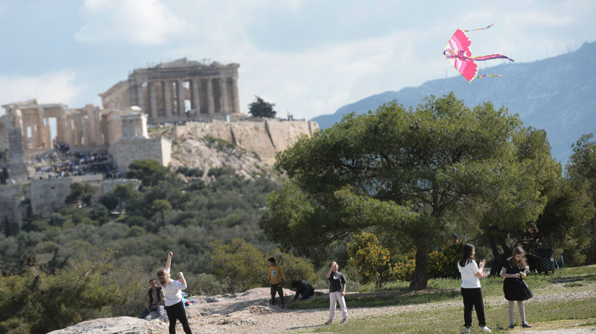 Καθαρά Δευτέρα: Γέμισε με χαρταετούς ο ουρανός πάνω από την Αθήνα - Δείτε βίντεο και φωτογραφίες