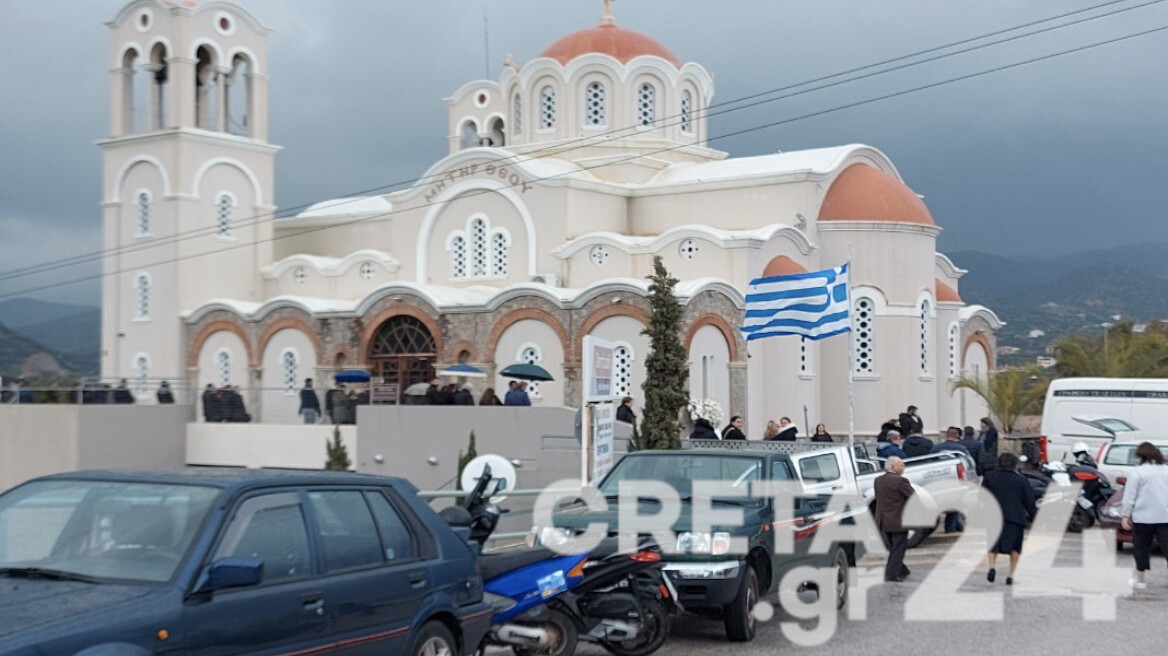 Κρήτη: Σε κλίμα οδύνης το τελευταίο αντίο στον 33χρονο Μανώλη που σκοτώθηκε από τη φωτοβολίδα