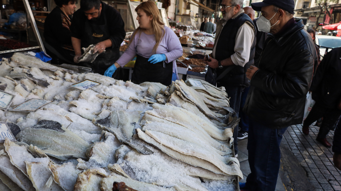 Πόσο κοστίζει φέτος ο μπακαλιάρος - Οι τιμές σε όλα τα είδη