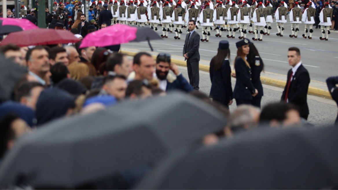 Καιρός: Στους 22 βαθμούς η θερμοκρασία σήμερα -  Πού θα γίνουν αύριο οι παρελάσεις με βροχή 