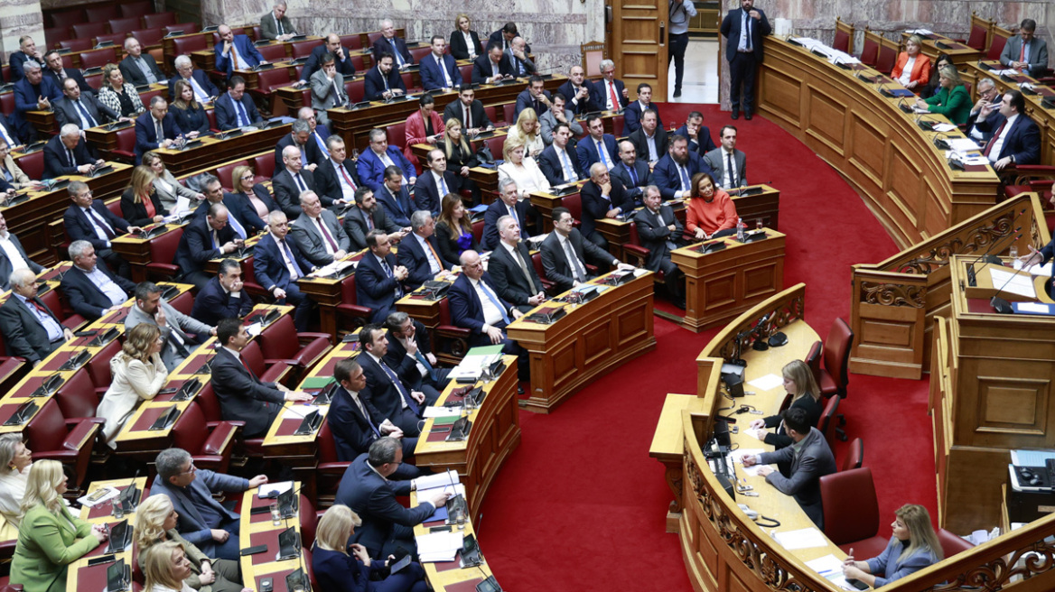 Οξύτατη πολιτική σύγκρουση για τα Τέμπη: Είμαστε στόχος συμφερόντων, λέει η κυβέρνηση - Πρόταση μομφής ετοιμάζει η αντιπολίτευση