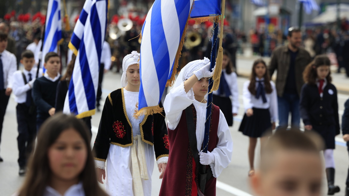 25η Μαρτίου στην Αττική: Παρελάσεις και δρώμενα στους δήμους, χοροί και τραγούδια