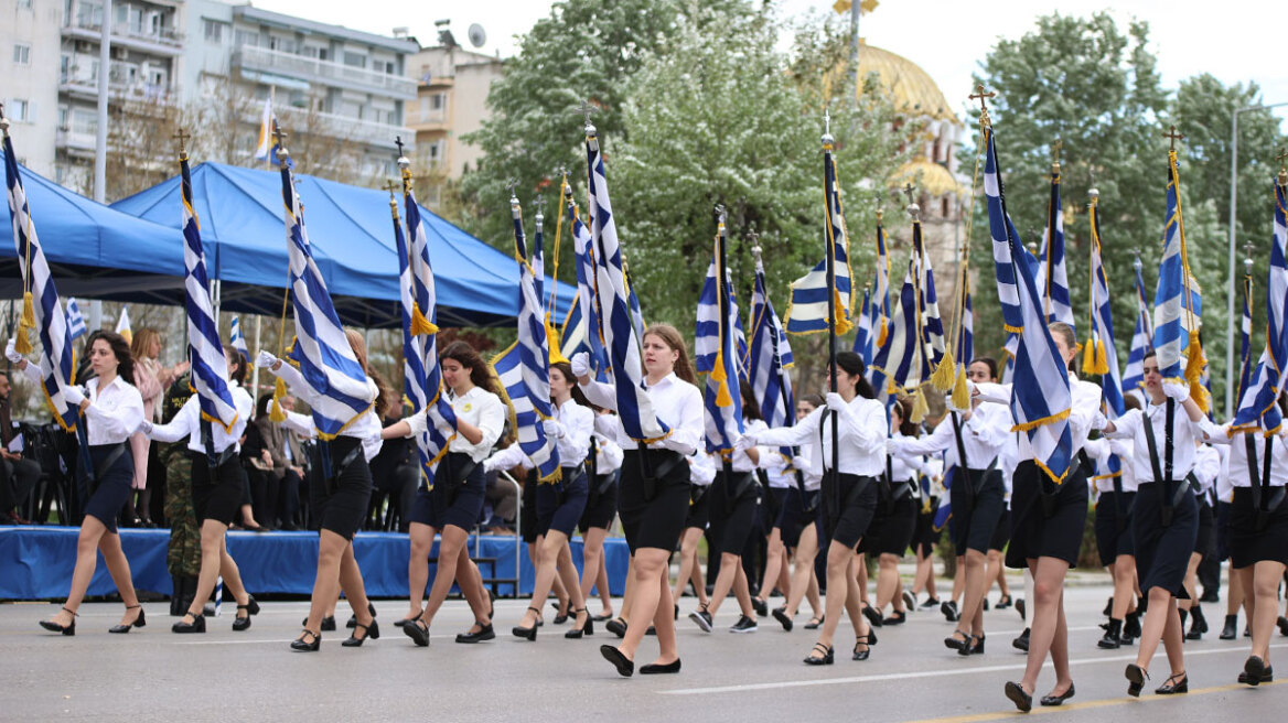 25η Μαρτίου: Με λαμπρότητα ολοκληρώθηκε η μαθητική παρέλαση στη Θεσσαλονίκη - Δείτε βίντεο