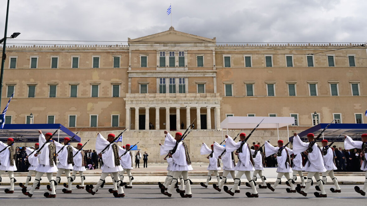 25η Μαρτίου: Μεγαλειώδης η στρατιωτική παρέλαση στην Αθήνα - Δείτε βίντεο και φωτογραφίες