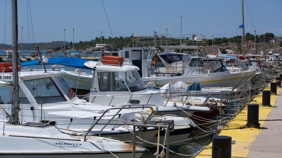 Αυτοκίνητο έπεσε στη θάλασσα στο λιμάνι της Καβάλας