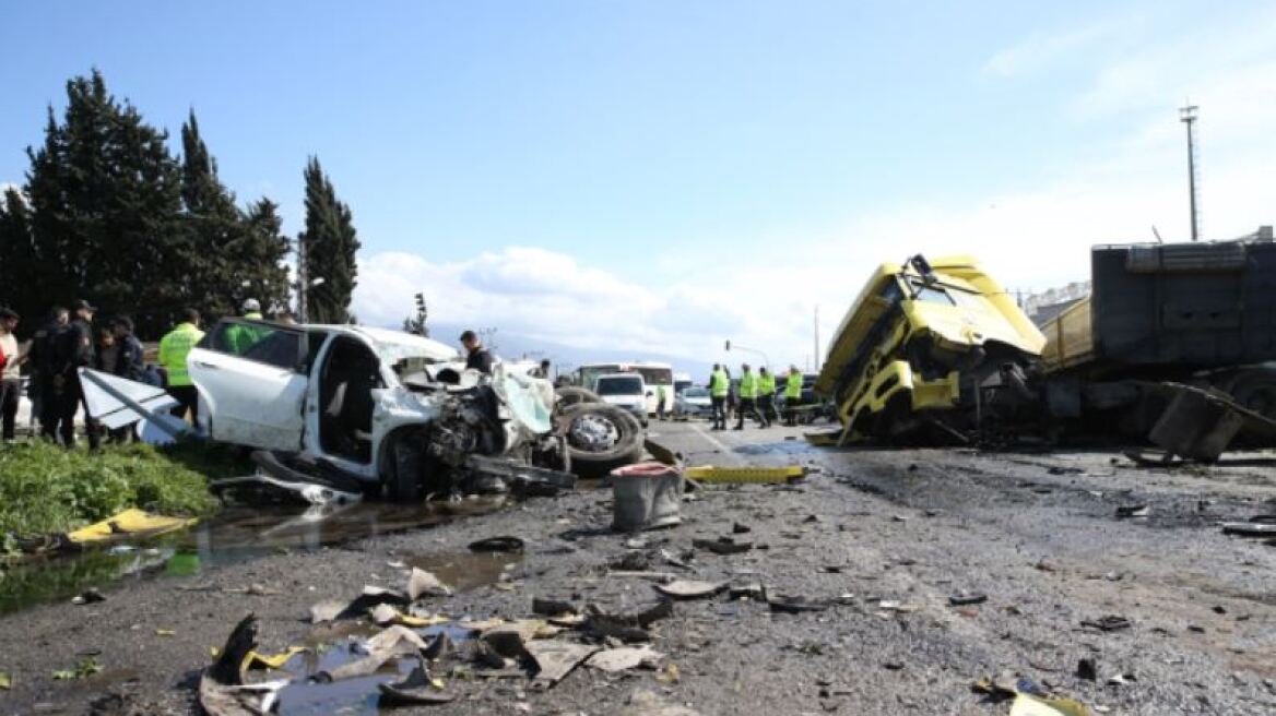 Τουρκία:  Η στιγμή που ξεκληρίζεται οικογένεια όταν φορτηγό έπεσε στο αυτοκίνητό της - Έξι νεκροί