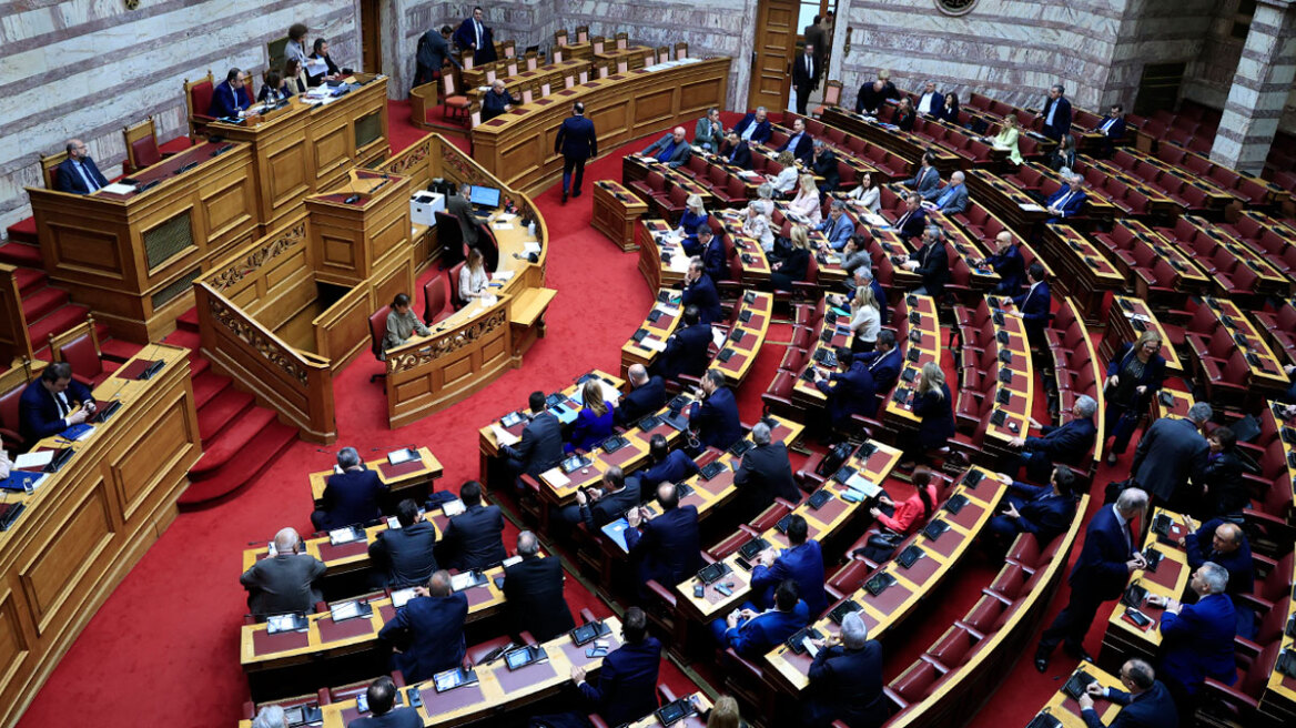 Πρόταση δυσπιστίας: Η δεύτερη ημέρα της συζήτησης στη Βουλή 