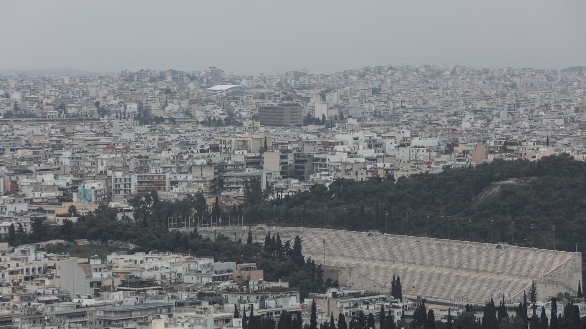 Καιρός: Επιμένει και σήμερα η σκόνη από τη Σαχάρα - Νέα εισβολή από την Κυριακή, τι συμβουλεύουν οι πνευμονολόγοι