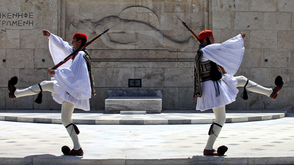 Προεδρική Φρουρά: Τα μυστικά των Ευζώνων - Το σχολείο των 6 εβδομάδων, η ακινησία και τα ζευγάρια