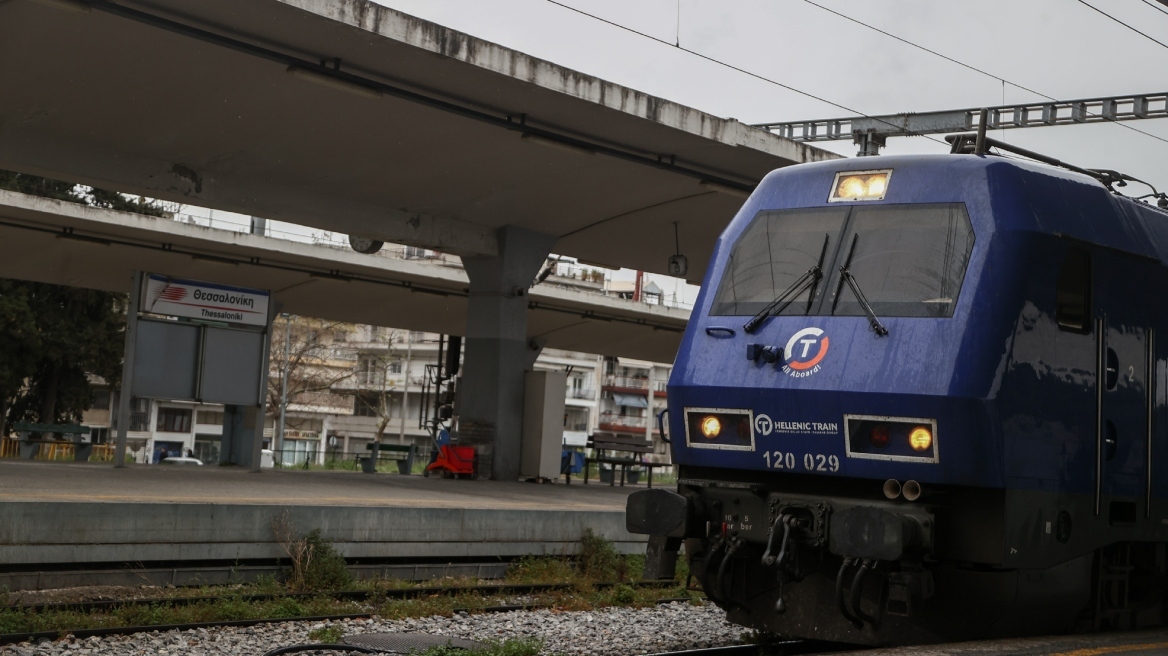 Λιβαδειά: Τρένο ακινητοποιήθηκε στον σταθμό - Φωτιά κοντά στις γραμμές