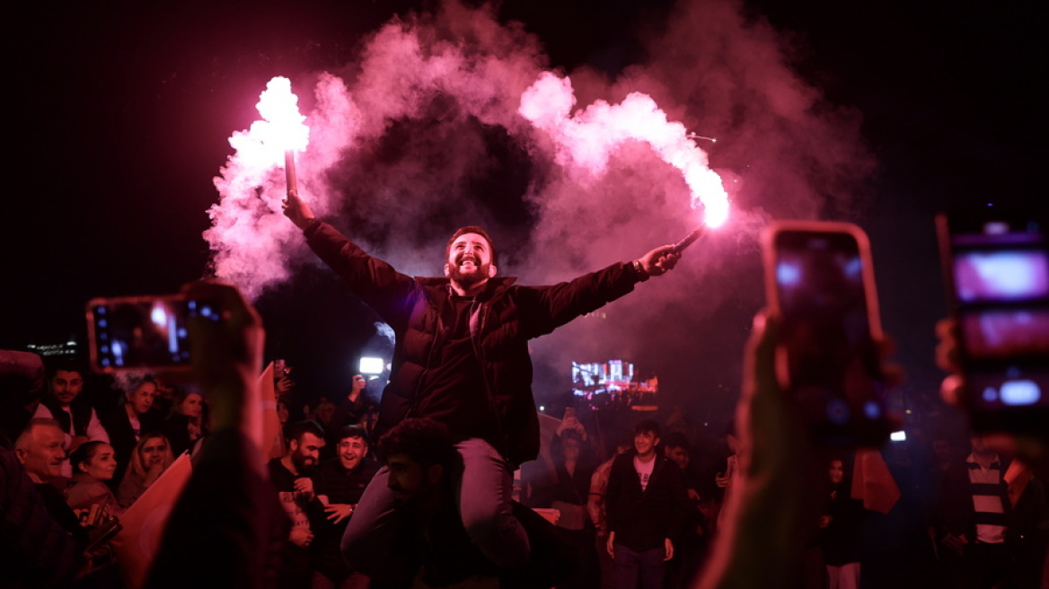 Τουρκία: Εκατοντάδες νέοι ξεχύθηκαν στους δρόμους της Κωνσταντινούπολης - Κερδίσαμε, είπε ο Ιμάμογλου