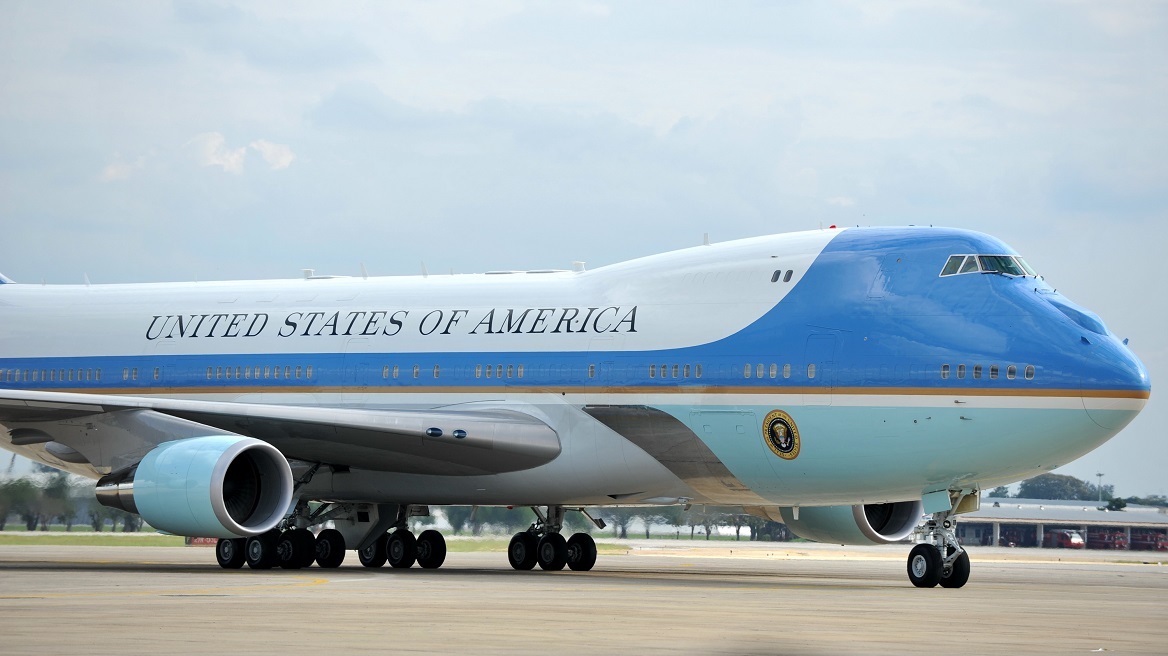 «Μην κλέβετε αντικείμενα από το Air Force One» - Επίπληξη σε δημοσιογράφους που ταξιδεύουν με τον Μπάιντεν