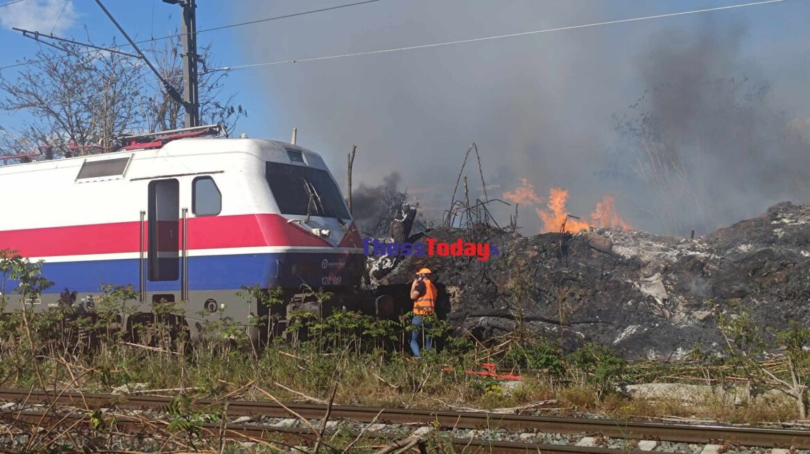 Φωτιά στον σιδηροδρομικό άξονα Θεσσαλονίκη-Ειδομένη - Φθορές σε συρμό, απειλήθηκαν μηχανοδηγοί