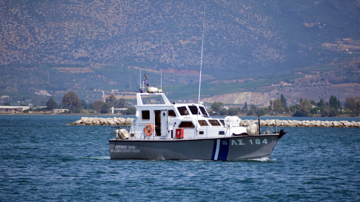 Προσάραξη φορτηγού πλοίου ανοιχτά της Ψερίμου - Μεταφέρει 6.800 αμνοερίφια