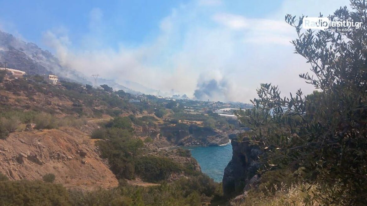 Φωτιά στην Ιεράπετρα: Βελτιωμένη η εικόνα - Μάχη με τις διάσπαρτες εστίες