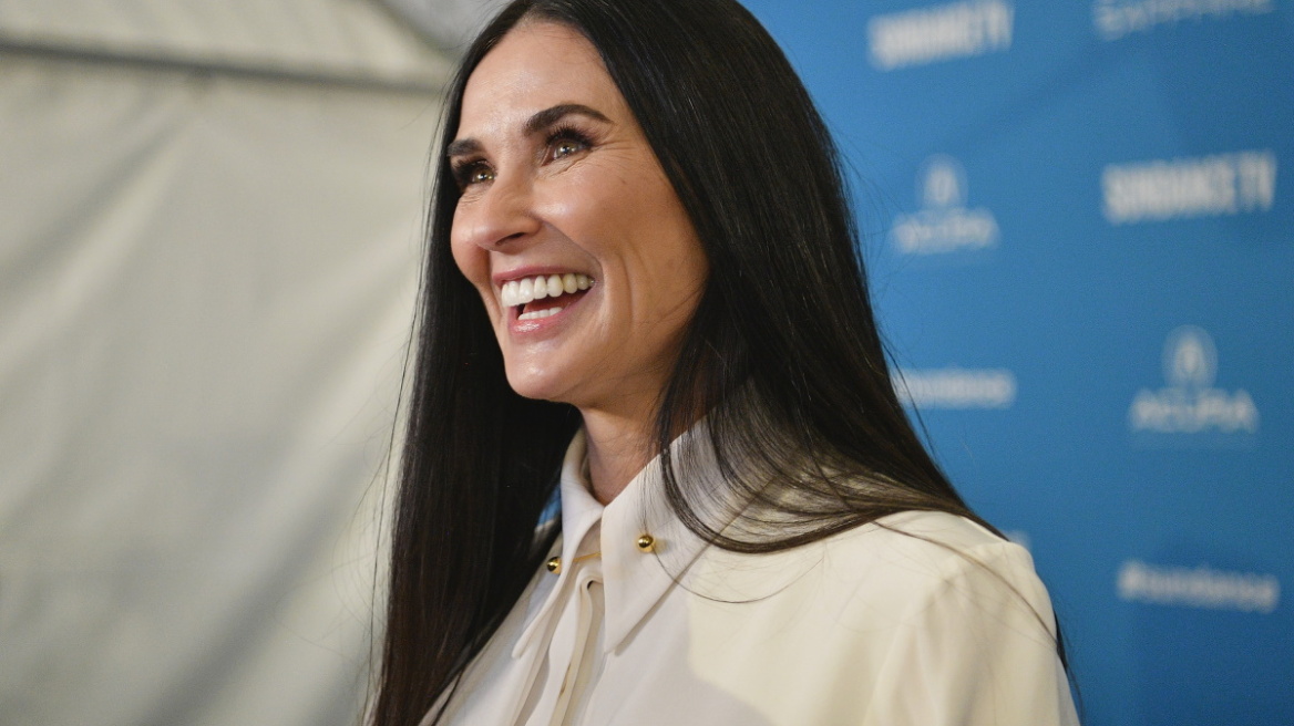 H Demi Moore αποδεικνύει ξανά ότι το «γυμνό» φόρεμα δεν έχει ηλικία 