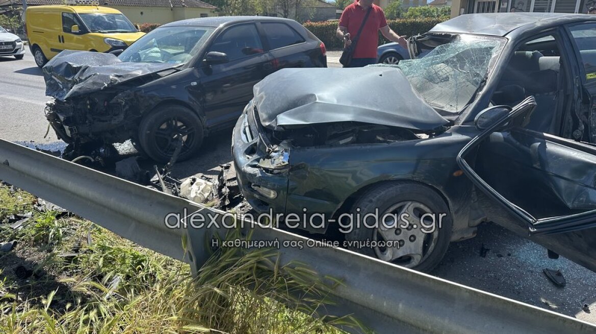 Σφοδρή σύγκρουση δύο οχημάτων στην Αλεξάνδρεια Ημαθίας - Τραυματίστηκαν οι οδηγοί - Βίντεο και φωτογραφίες