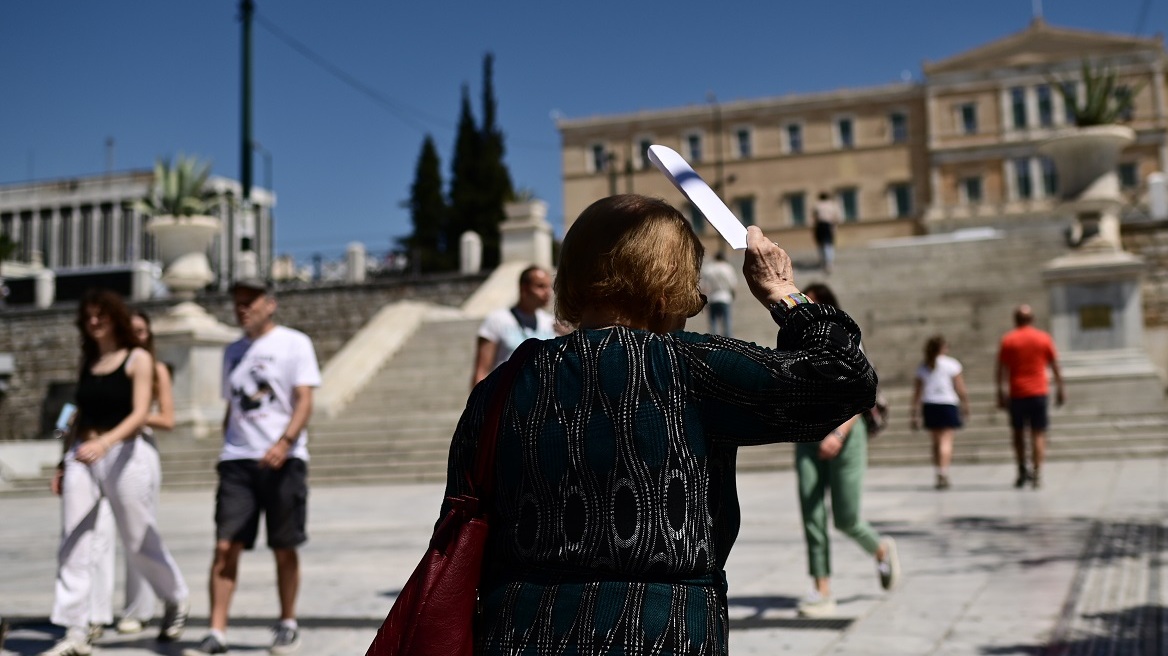 Καιρός - Meteo: Σε ποιες περιοχές «άγγιξε» τους 33°C το θερμόμετρο - Διατηρούνται και την Τρίτη οι υψηλές θερμοκρασίες