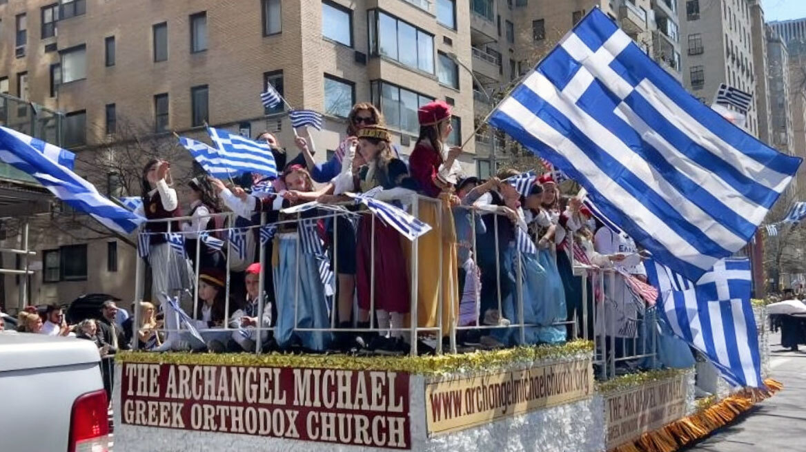 Το Μανχάταν στα χρώματα της Ελλάδας για την 25η Μαρτίου - Δείτε βίντεο από την παρέλαση στην 5η λεωφόρο