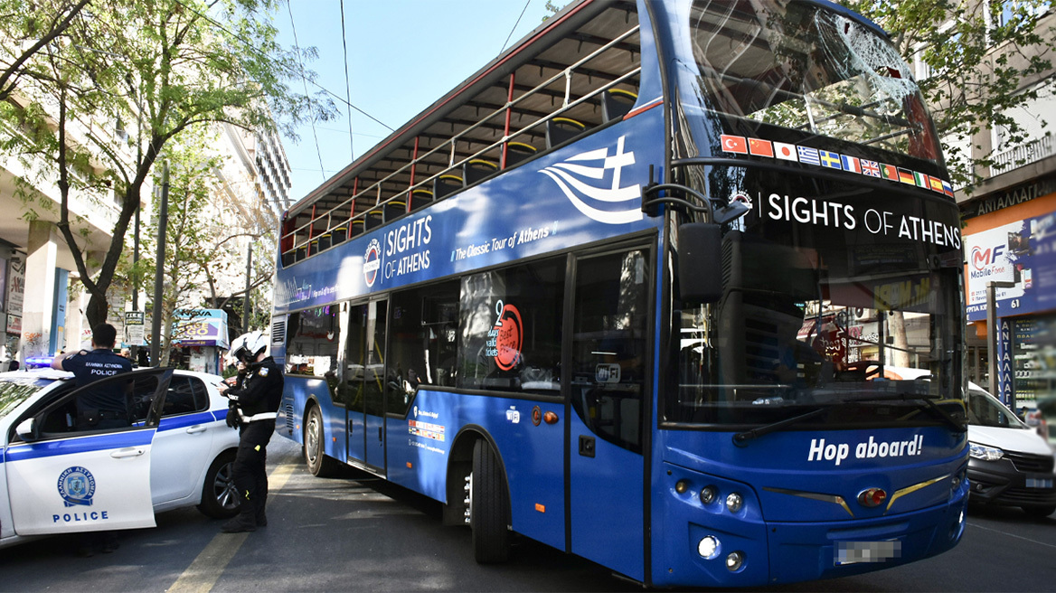 Πανεπιστημίου: Ατύχημα με τουριστικό λεωφορείο - Έξι τραυματίες - Δείτε βίντεο