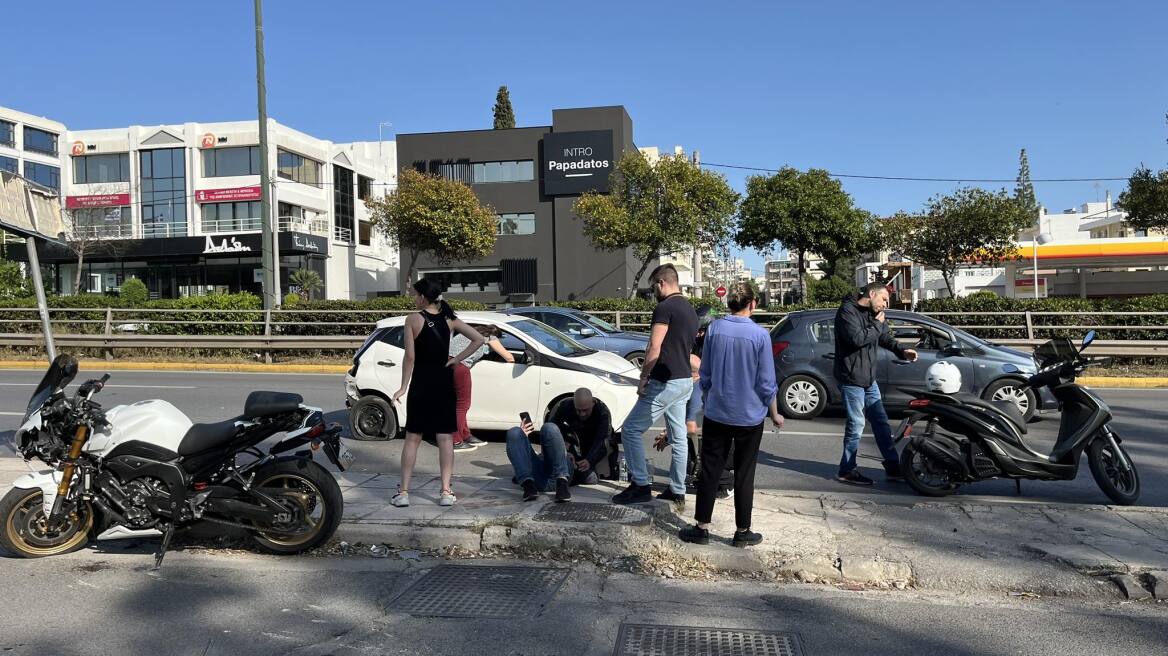 Τροχαίο στην Κηφισίας - Μηχανή συγκρούστηκε με ΙΧ, τραυματίστηκε ο αναβάτης - Δείτε φωτογραφίες