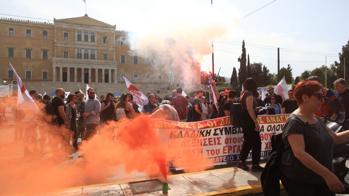 Ολοκληρώθηκαν οι απεργιακές πορείες, χιλιάδες κόσμου διαδήλωσαν στο κέντρο της Αθήνας