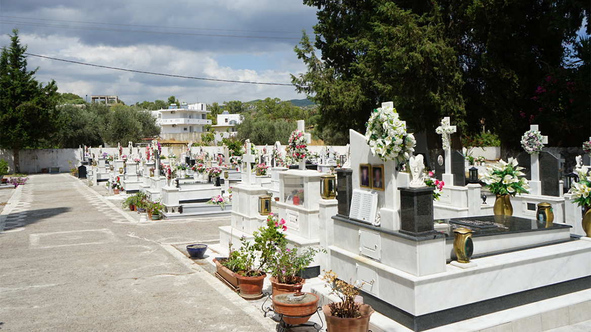 Θεσσαλονίκη: Άγριο οικογενειακό επεισόδιο σε νεκροταφείο - Άρπαξε μαρμάρινο σταυρό και χτύπησε τη νύφη του στο κεφάλι